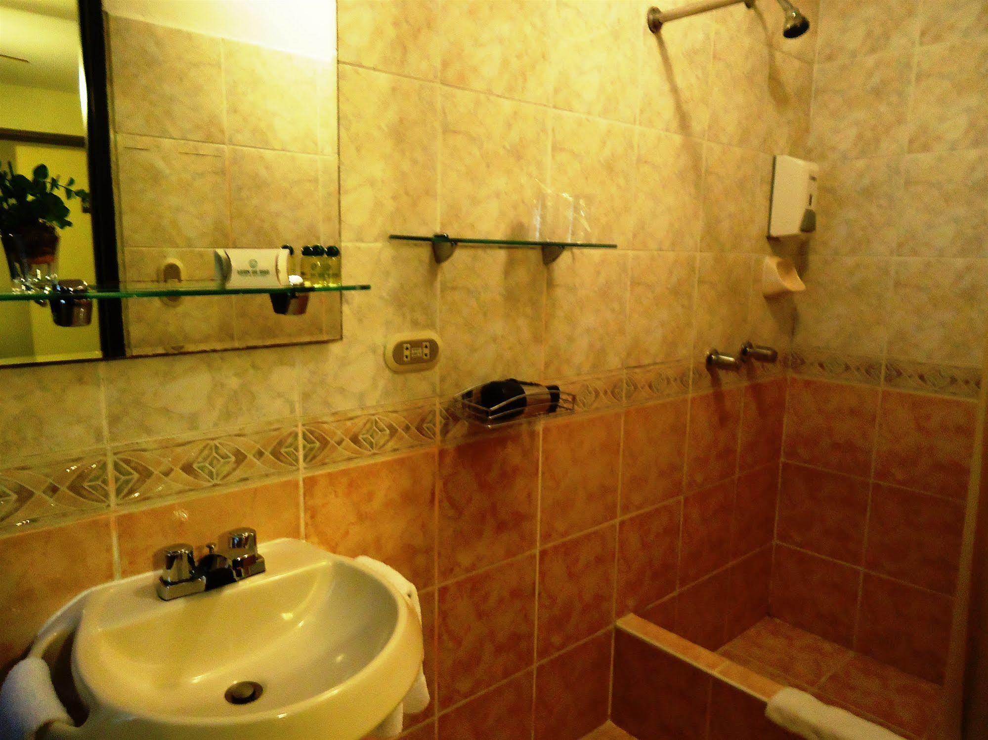 Leon De Oro Inn & Suites Lima Exteriör bild