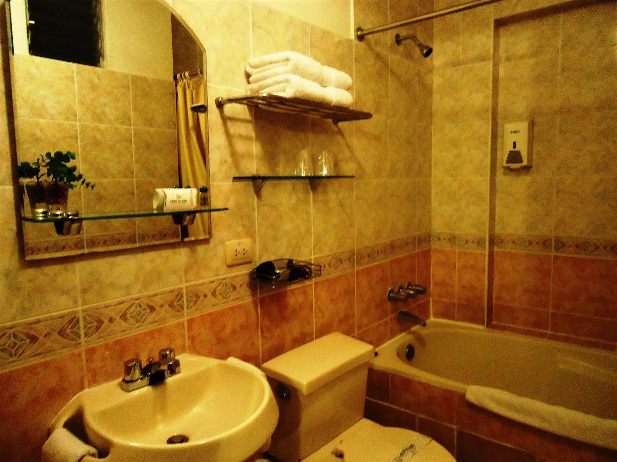 Leon De Oro Inn & Suites Lima Exteriör bild