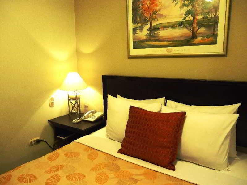 Leon De Oro Inn & Suites Lima Exteriör bild